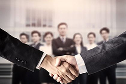 欠款至何种程度可对对方提起诉讼？